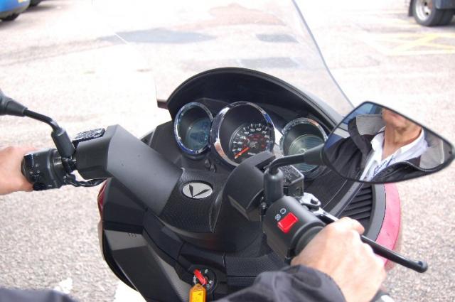 Vectrix controls up close