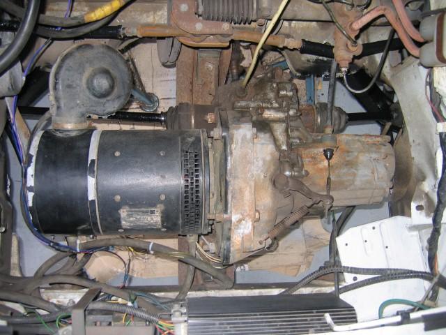 Motor compartment without front battery